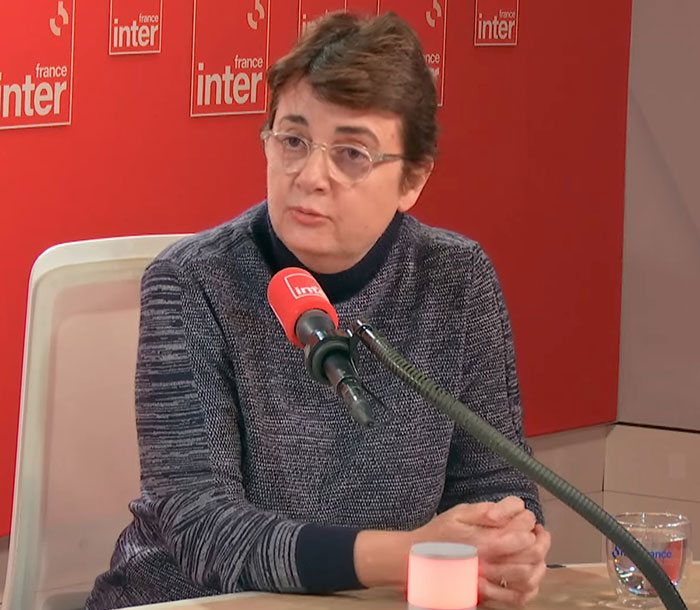 Person in glasses and dark sweater speaking into a france inter microphone about notorious jewel thief and smuggling trick.