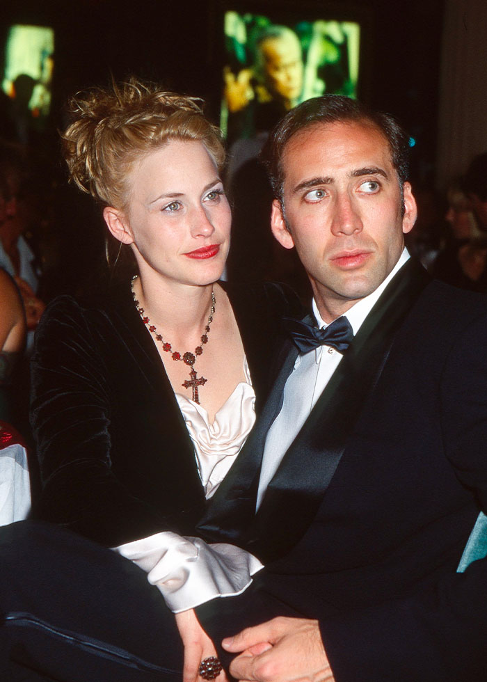 Pareja de celebridades en evento formal, representando matrimonios de famosos olvidados en la cultura popular.