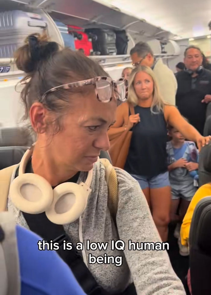 Woman labeled low IQ in a tense confrontation with passengers on a crowded airplane during a viral Karen incident. Woman labeled low IQ in a tense confrontation with passengers on a crowded airplane during a viral Karen incident.