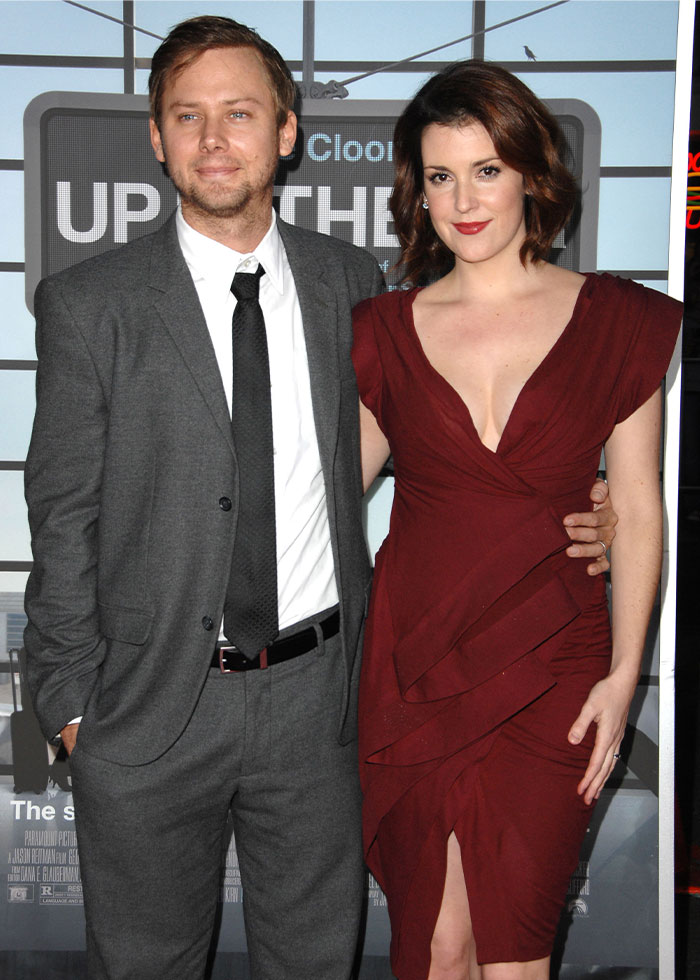 Pareja de celebridades posando junta en evento, representando matrimonios de famosos olvidados en la cultura pop.