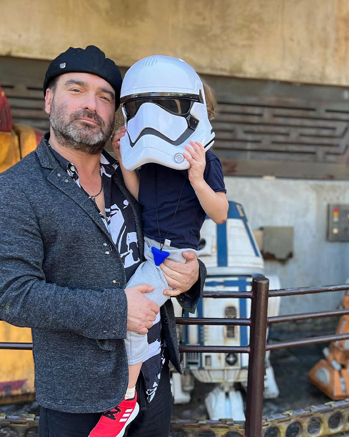 &lsquo;Big Bang Theory&rsquo; Star Johnny Galecki Shares Rare Family Pictures From Disney World, And Fans Love It