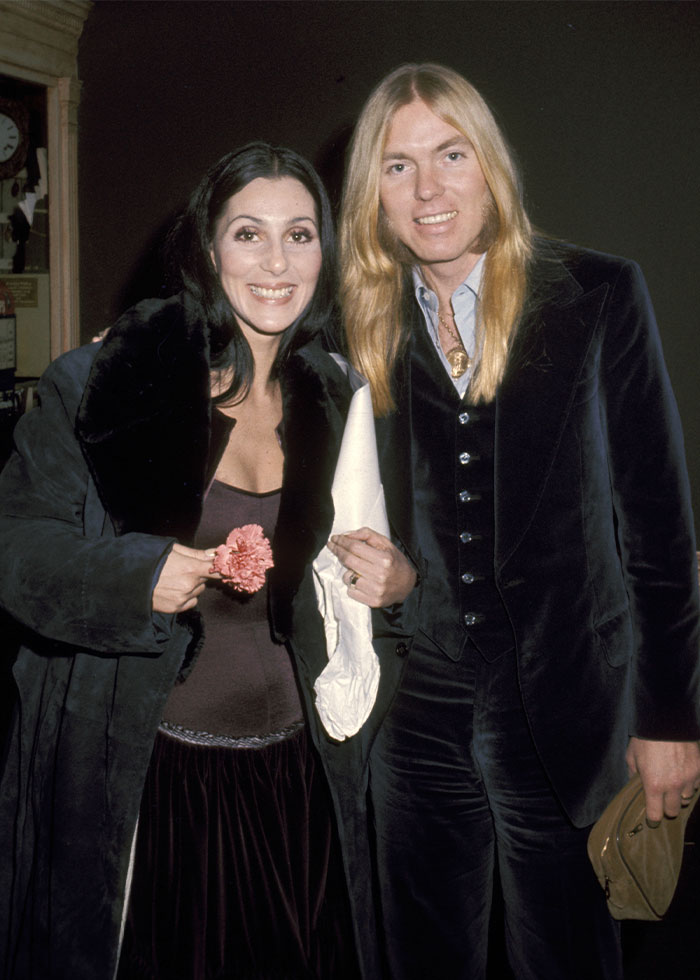 Pareja de celebridades posando junta, resaltando matrimonios de celebridades olvidados en la cultura popular.