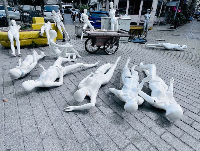 White mannequins posed on a street in Istanbul, capturing unique life scenes on Istanbul’s streets with artistic flair.