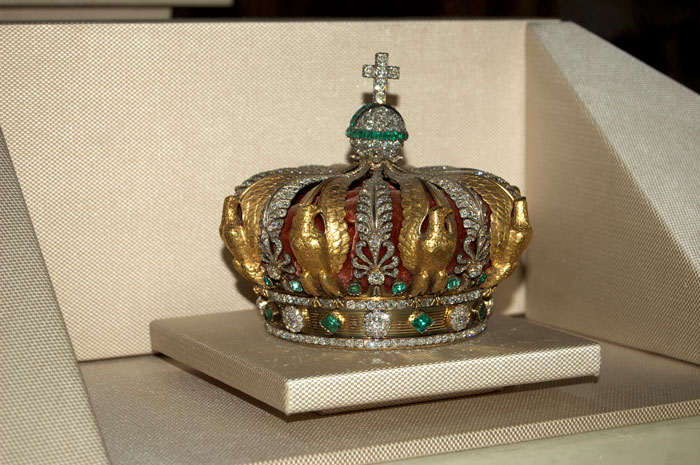 Chainsaw-Wielding Thieves Drop Priceless Crown Outside The Louvre In Bizarre Scooter Getaway