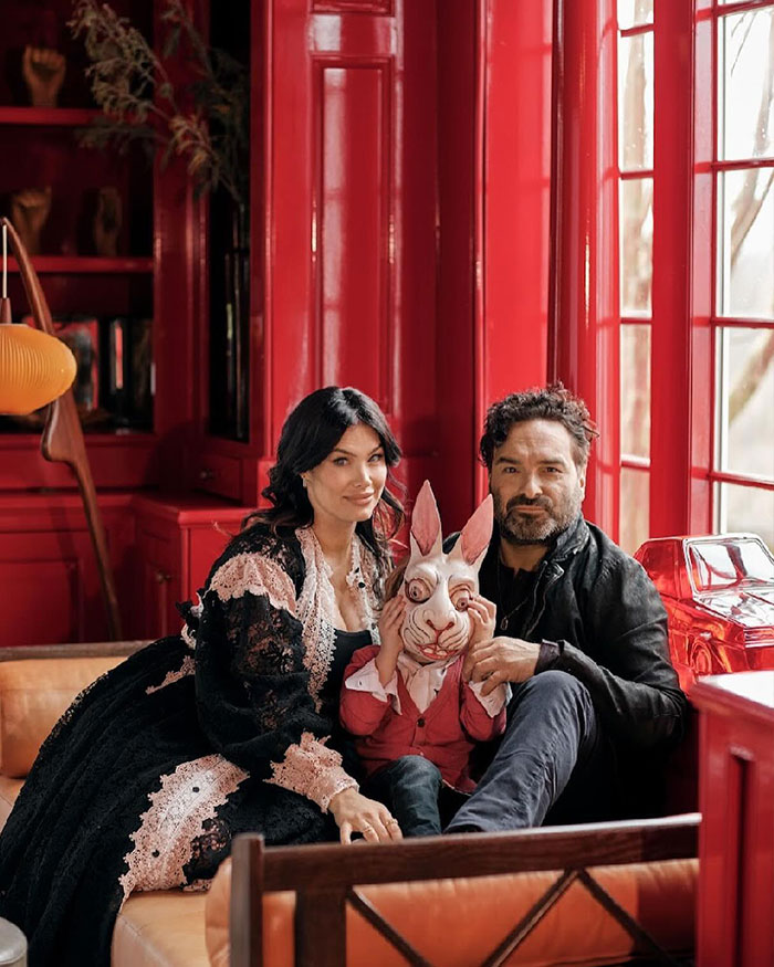 &lsquo;Big Bang Theory&rsquo; Star Johnny Galecki Shares Rare Family Pictures From Disney World, And Fans Love It