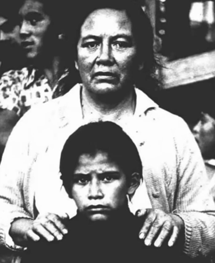 Black and white photo of a worried woman and child, relating to the monster who strangled over 100 young girls case.
