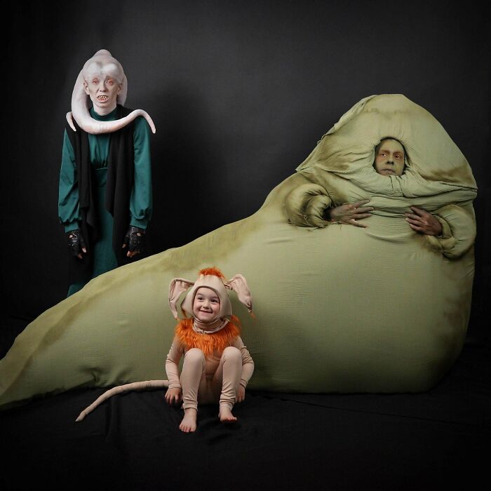 Familia disfrazada de personajes icónicos en una foto familiar incómoda pero memorable.