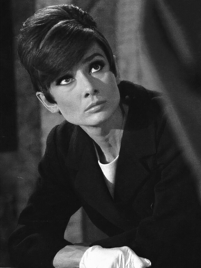 Black and white portrait of a woman with vintage hairstyle, representing iconic figures who left a mark in movie and music industries.