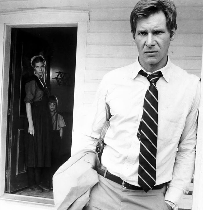 Black and white movie scene featuring intense actors, highlighting iconic people who left a mark in the film industry.