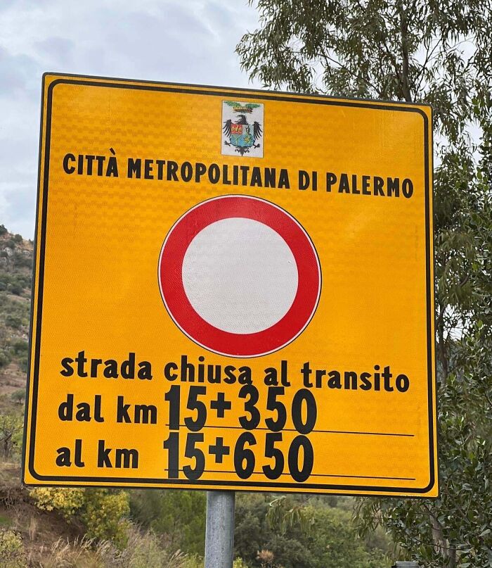 Confusing road sign in Palermo with unclear transit restrictions, illustrating why some ignore GPS directions.