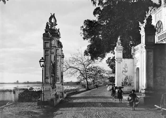 Historic black and white photo showing a capital city’s entrance and locals walking, revealing what world capitals looked like before modern times.