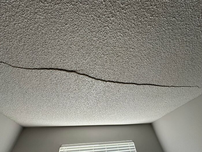 Techo agrietado mostrando daños inesperados, una de las fotos que recuerdan que siempre puede ser peor.
