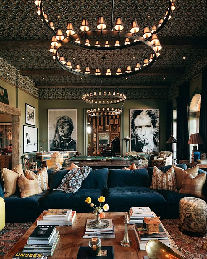 &lsquo;Big Bang Theory&rsquo; Star Johnny Galecki Shares Rare Family Pictures From Disney World, And Fans Love It