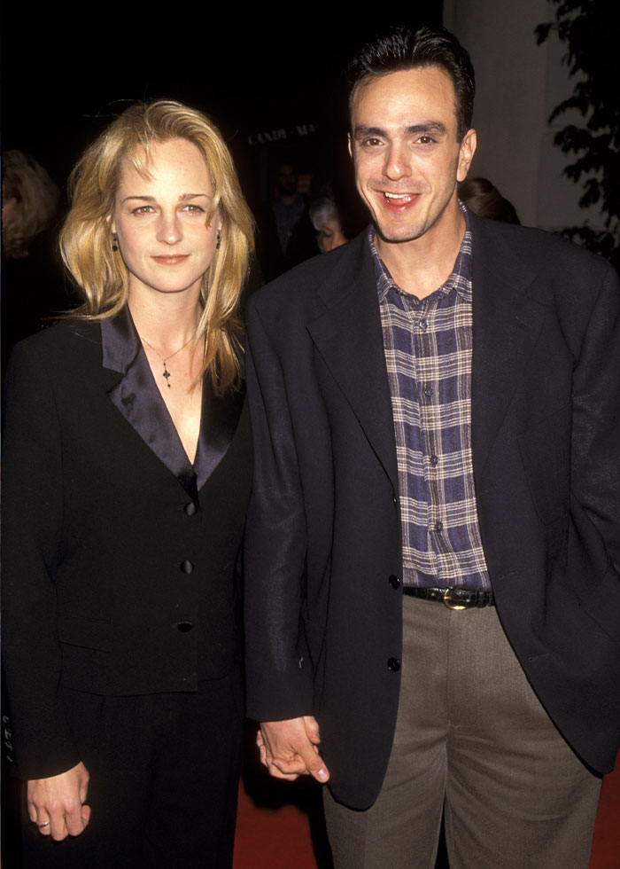 Pareja de celebridades en evento, mostrando un matrimonio olvidado en la lista de bodas famosas y olvidadas.