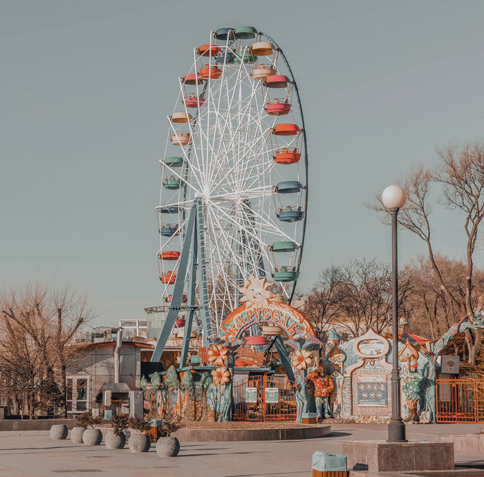 Ferris wheel at a quiet amusement park with no visitors, representing bosses sharing the worst employees experiences.