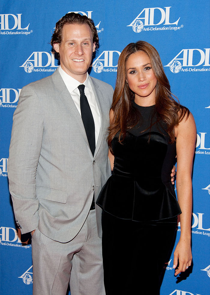 Pareja de celebridades posando junta en evento de la Anti-Defamation League, relacionado con matrimonios de celebridades olvidados.