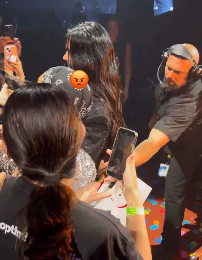 Man allegedly touching Dua Lipa inappropriately during concert while security and fans react and record the incident. Man allegedly touching Dua Lipa inappropriately during concert while security and fans react and record the incident.