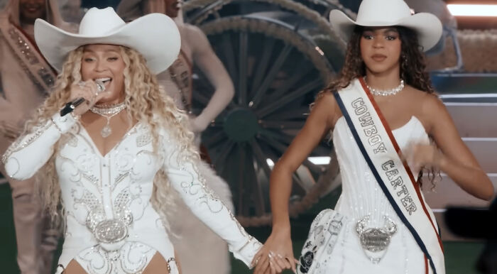 Beyonc&eacute; Fans Have Wild Reactions After Her Daughter, Blue Ivy, Turns Heads In Pink Dress