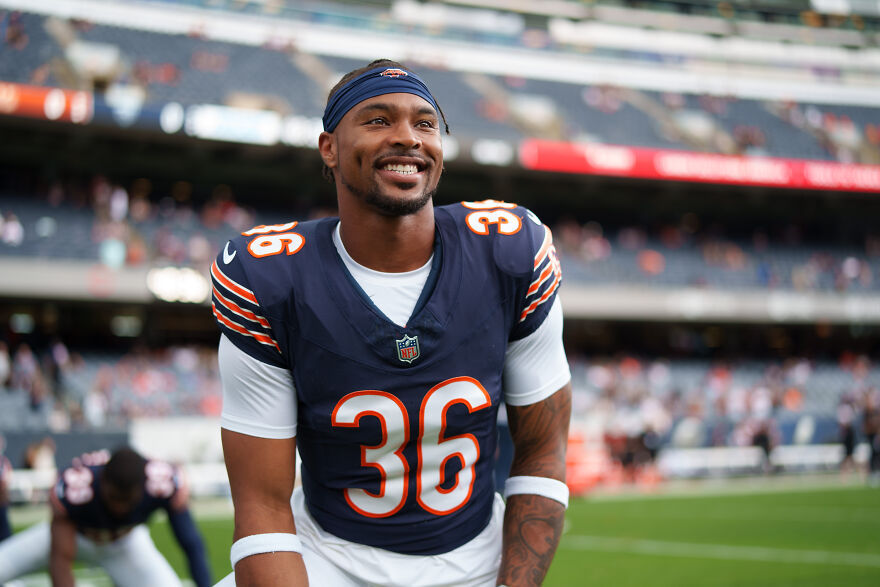 Jonathan Owens smiling in Chicago Bears uniform on the field, highlighting his net worth growth and sports career. Jonathan Owens smiling in Chicago Bears uniform on the field, highlighting his net worth growth and sports career.
