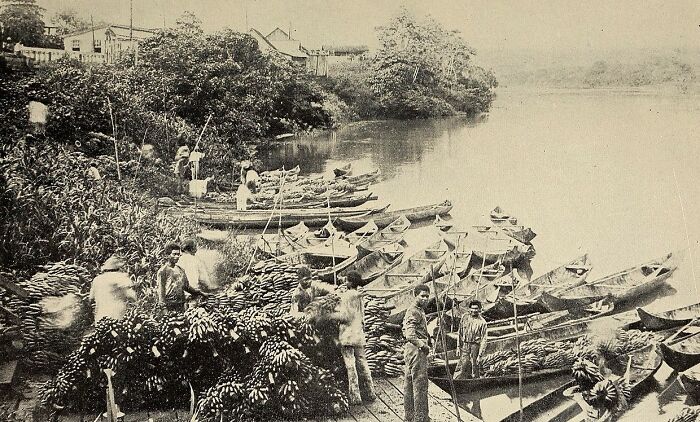 Vintage photo showing boats and people by a riverside, revealing what the world’s capitals looked like before modern times.