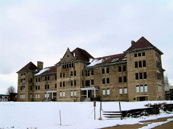 Abandoned haunted building covered in snow, a spooky destination perfect for Halloween exploration.