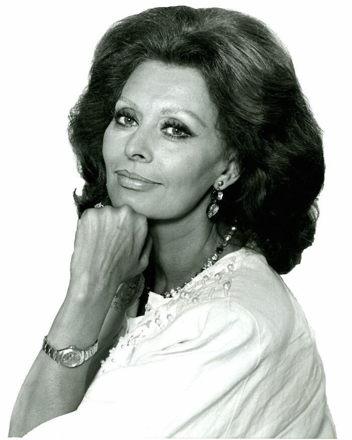 Sophia Loren portrait in black and white, showcasing the Italian beauty and Hollywood legend in an elegant pose.
