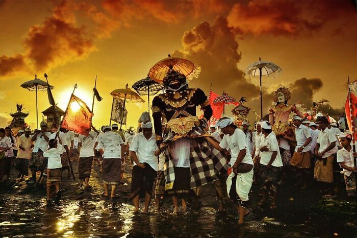 Traditional ceremony captured through Harjanto Sumawan’s lens showing vibrant costumes and cultural celebration at sunset.