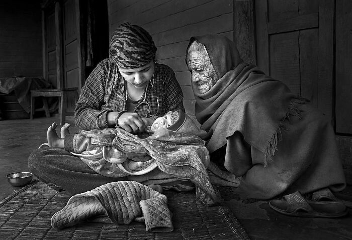 Candid photo capturing a multi-generational family moment through Harjanto Sumawan’s lens, showcasing life’s beauty.