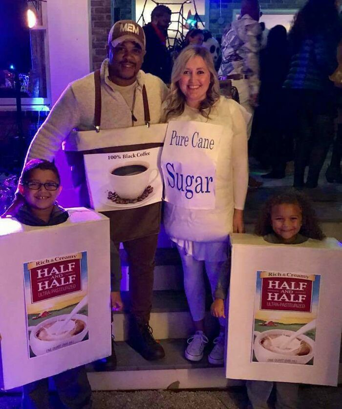 Familia en disfraces divertidos de café, azúcar y crema en una foto familiar incómoda y memorable.