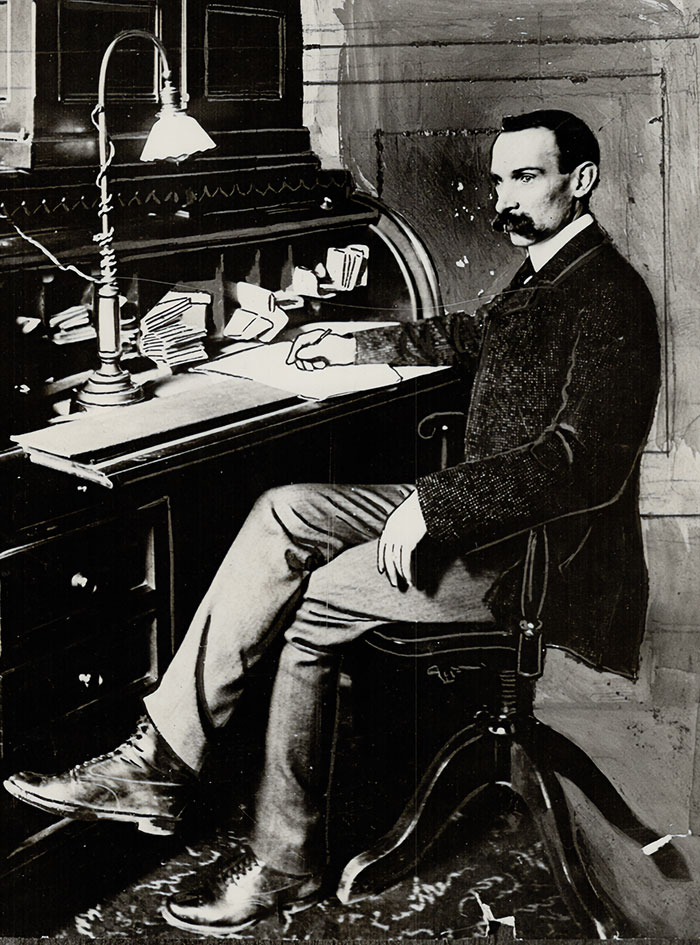 Figura pública histórica sentada en escritorio antiguo con documentos y lámpara visible, representando desapariciones sin rastro.