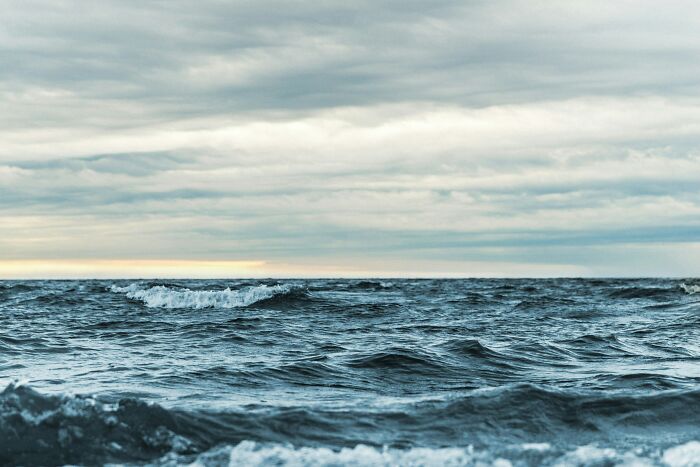Dark ocean waves under a cloudy sky, illustrating weird, suspicious, and fascinating things that happened in the ocean.