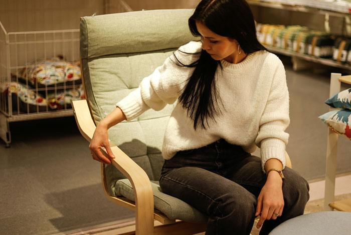 Woman Doesn&rsquo;t Think It&rsquo;s Fair For Her To Pay 50% For A New Couch Because She&rsquo;s Thinner