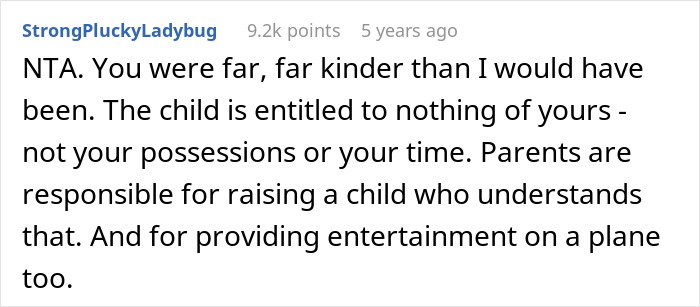 Reddit comment discussing a teen refusing to entertain a stranger&rsquo;s kid on a 15-hour flight and the mom&rsquo;s reaction.