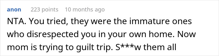 Screenshot of an online comment discussing a woman dealing with her conservative uncle during Thanksgiving family drama.