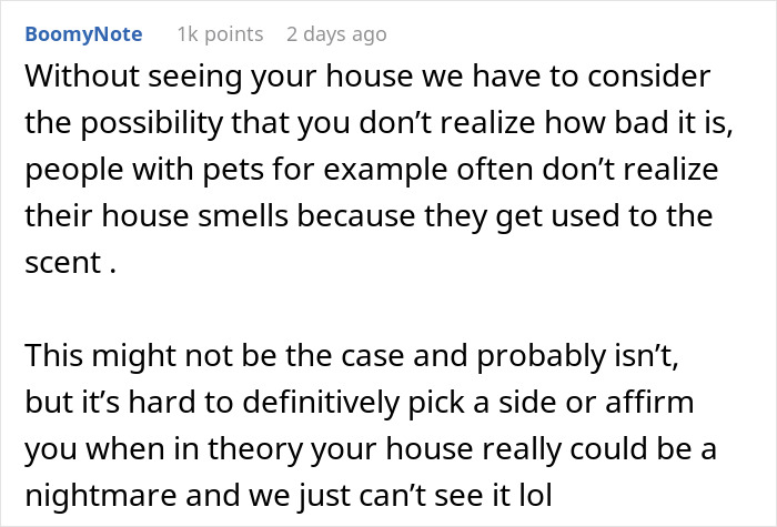 Comment discussing perceptions about messy houses and how people with pets might not notice household scents related to cleanliness.