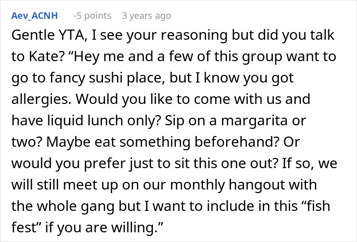 Comment discussing a woman inviting only some members of her friend group for dinner and handling allergies sensitively.