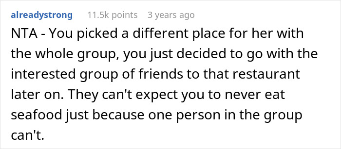 Reddit comment explaining why woman inviting only some friends to dinner and handling group dining is justified.