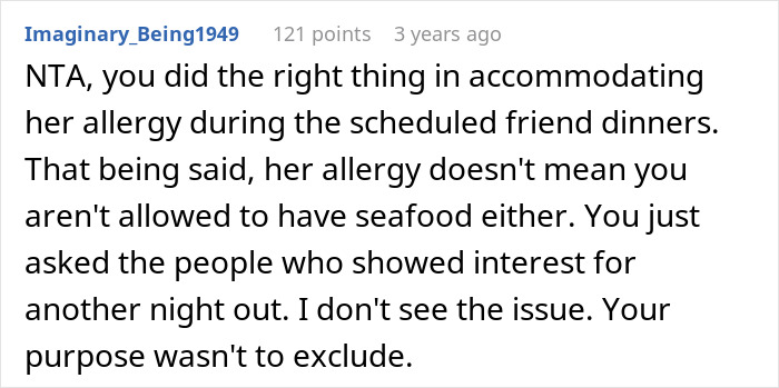 Screenshot of a Reddit comment discussing a woman inviting only some members of friend group for dinner and related conflict.
