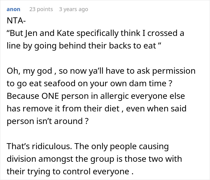 Text post showing a woman discussing friend group drama after inviting only some members to dinner, causing conflict.