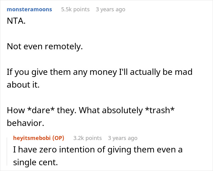 Reddit conversation showing users discussing parents&rsquo; blatant favoritism and son refusing to help, expressing strong opinions.