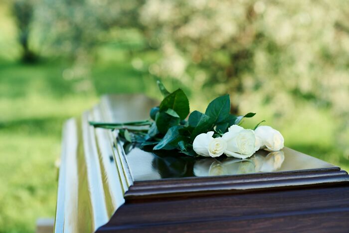 “Painfully Awkward”: 46 Of The Worst And Most Chaotic Funeral Stories People Have Shared