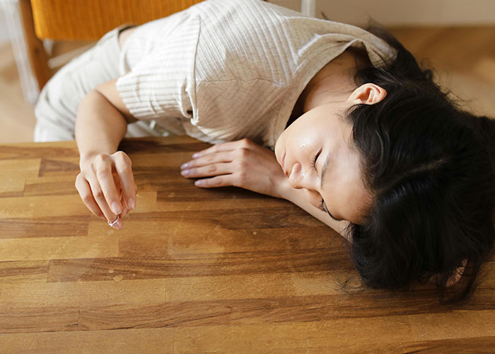 Girlfriend Catches Boyfriend Cheating After Spotting Strange Circles On His Car Mirror