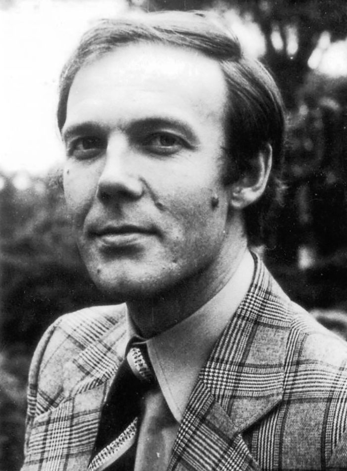 Hombre con traje de cuadros posando al aire libre, imagen relacionada con figuras públicas desaparecidas sin dejar rastro.