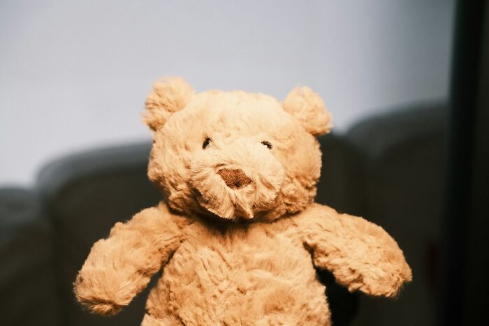 Close-up of a plush teddy bear symbolizing comfort amid chaotic breakup stories shared by exes.