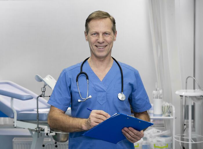 “The Hardest I’ve Tried To Not Laugh”: 30 ER Employees Share The Most Comical Moments Of Their Jobs