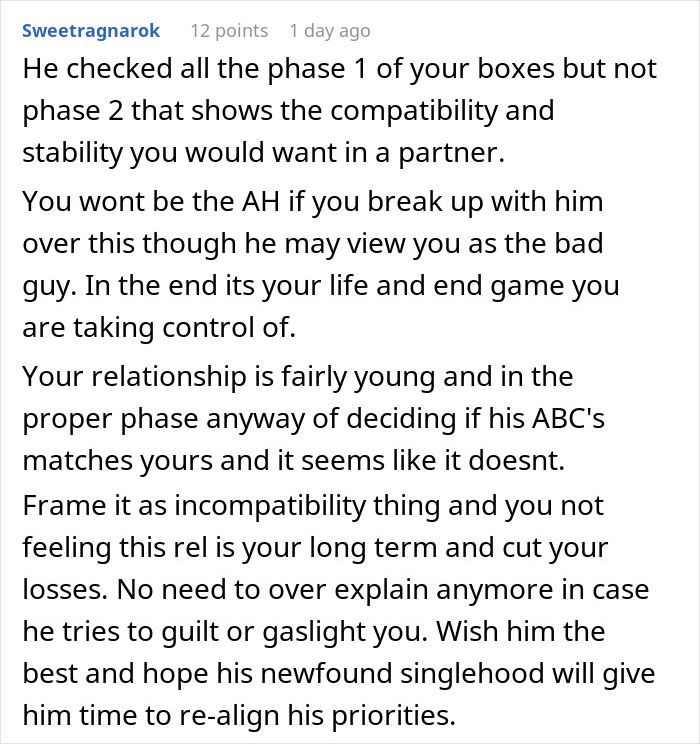 Text screenshot showing advice about relationship compatibility and recognizing a man&rsquo;s true colors during vacation in a young relationship.