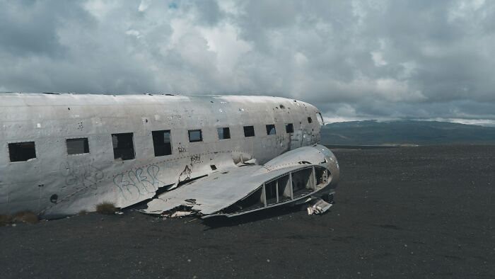 Restos de un avión abandonado en un paisaje desolado, evocando imágenes inquietantes de metraje encontrado creepy.