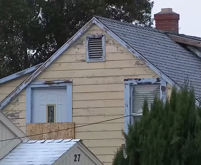 Old hoarder’s home with a boarded-up door and peeling paint where a missing woman’s body was discovered behind a wall. Old hoarder’s home with a boarded-up door and peeling paint where a missing woman’s body was discovered behind a wall.