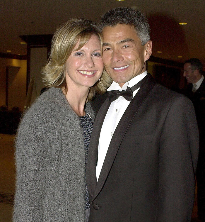 Pareja sonriente en evento formal, imagen relacionada con figuras públicas que desaparecieron sin dejar rastro.