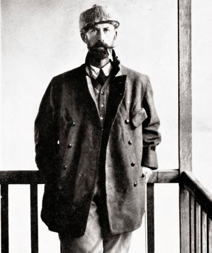 Hombre famoso con abrigo y gorro antiguo, representando figuras públicas que desaparecieron sin dejar rastro histórico.